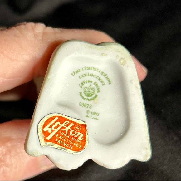 Lefton China kneeling angel figurine playing flute, Christopher Collection 1983 - Picture 5 of 5